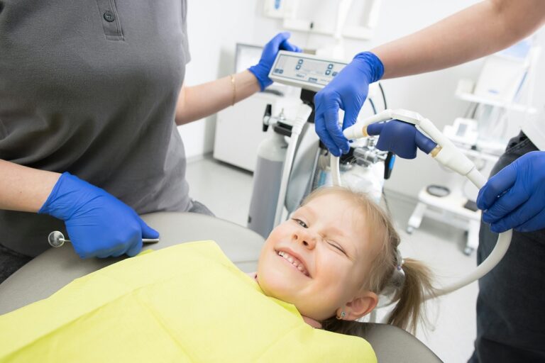 Prima vizită la stomatologul pediatru sau pedodont: cum decurge și la ce te poți aștepta?